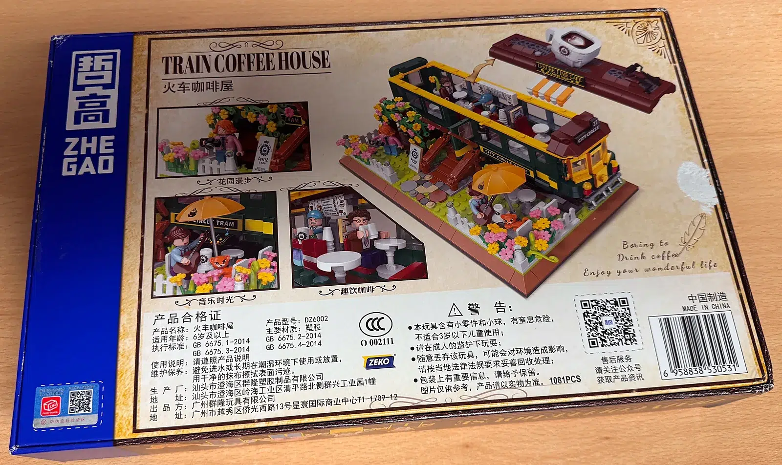 Rückseite der Verpackung DZ6002 mit abnehmbarem Dach und Innenansicht des Tram-Cafés